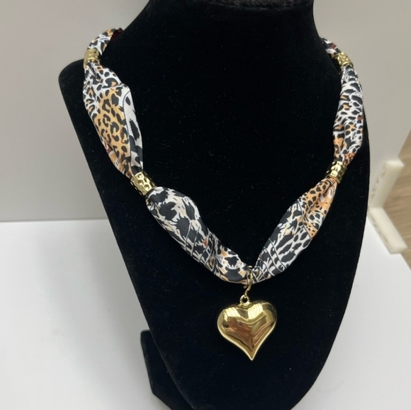 🔹️ Gemelli 🔹️beautiful Adjustable Satin Scarf Necklace with Heart Pendant - Picture 4 of 6